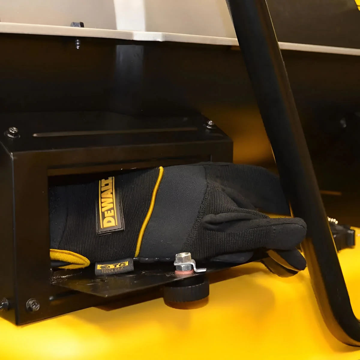 DeWalt 215,000 BTU Heavy Duty Forced Air Kerosene Heater - Image 3